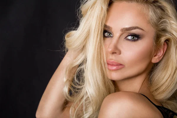 Дуже красива молода блондинка сексуальна жіноча модель в еротичній білизні мереживна блузка в милий макіяж і сенсорний рот на чорному тлі — стокове фото