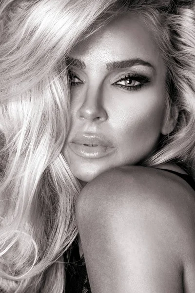 Bardzo piękny młody blond sexy modelki w Bielizna erotyczna Koronka bluzka w ładny makijaż i zmysłowe usta na czarnym tle — Zdjęcie stockowe