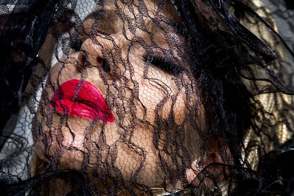 Portrait de la belle femme au visage étonnant recouvert de dentelle noire et de maquillage sensuel — Photo