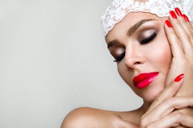 Güzel bir kadın ile mükemmel yüz ve kırmızı dudaklar ve çivi ile şehvetli makyaj portre