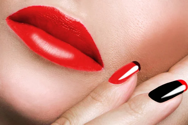 Porträt des Mundes bemalten roten Lippenstift und roten Nagel — Stockfoto