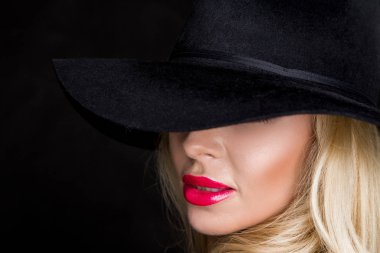 Çiçek garlbeautiful sarışın çıplak ve kırmızı kalp kaplı ayakta uzun saçlı küçük sevimli küçük kız. Kırmızı Sevgililer heart.and kafasındaki bir Batı kasabası arka plan üzerinde ayakta tutan kadın