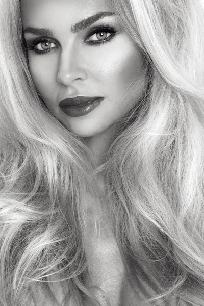 Çiçek garlbeautiful sarışın çıplak ve kırmızı kalp kaplı ayakta uzun saçlı küçük sevimli küçük kız. Kırmızı Sevgililer heart.and kafasındaki bir Batı kasabası arka plan üzerinde ayakta tutan kadın