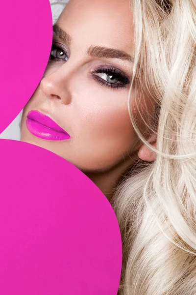 Çiçek garlbeautiful sarışın çıplak ve kırmızı kalp kaplı ayakta uzun saçlı küçük sevimli küçük kız. Kırmızı Sevgililer heart.and kafasındaki bir Batı kasabası arka plan üzerinde ayakta tutan kadın