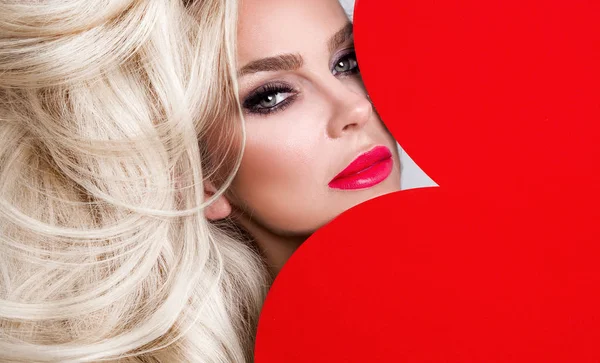 Çiçek garlbeautiful sarışın çıplak ve kırmızı kalp kaplı ayakta uzun saçlı küçük sevimli küçük kız. Kırmızı Sevgililer heart.and kafasındaki bir Batı kasabası arka plan üzerinde ayakta tutan kadın