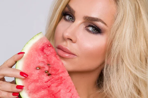 Güzel sarışın genç model, karpuz tutarak ve sevimli seyir tatlı kız.