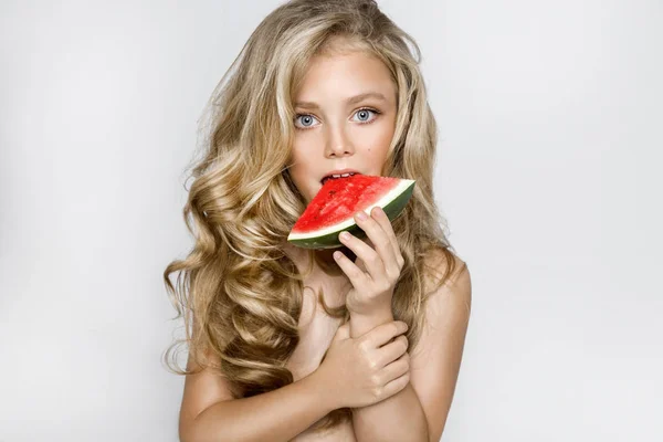 Linda loira jovem modelo, menina bonito, segurando melancia e olhando bonito . — Fotografia de Stock