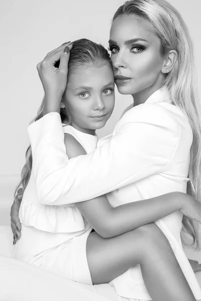 Piękne blond modelki, matka z córką Blondynka przytulić. Mają piękne opalone ciało. — Zdjęcie stockowe