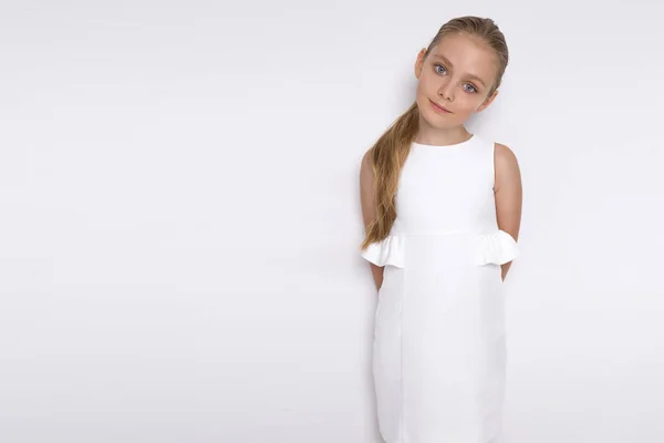 Modelo jovem loira bonita, menina bonito, em vestido branco em um fundo branco. Menina elegante — Fotografia de Stock