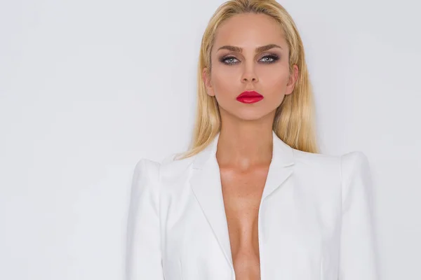 Linda jovem mulher loira sexy secretária empresária menina na jaqueta elegante branco, terno a maquiagem batom vermelho, unhas em um fundo branco — Fotografia de Stock