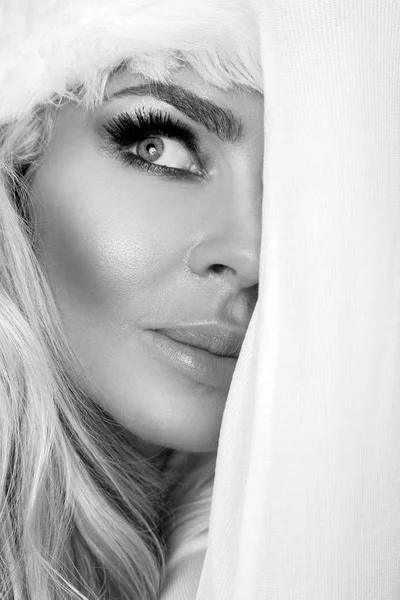 Güzel seksi sarışın kadın modeli ile kırmızı bere beyaz kürk güzel makyaj şehvetli dudakları, Noel, Noel Baba gibi giyinmiş