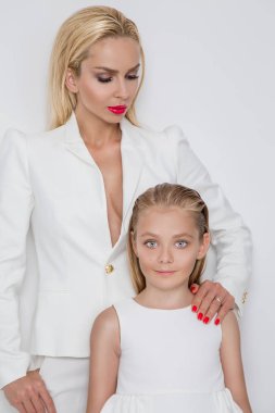 Güzel sarışın kadın model, sarışın kızı annesiyle sarıl. Onlar güzel tabaklanmış vücut var.