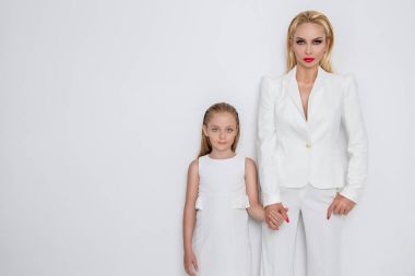 Güzel sarışın kadın model, sarışın kızı annesiyle sarıl. Onlar güzel tabaklanmış vücut var.