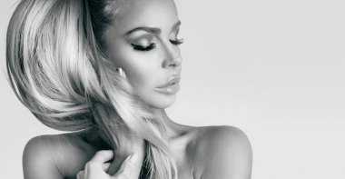 Portre güzellik sarışın kadın modeli inanılmaz uzun saçları ve mükemmel yüz ile temiz genç cilt bakım beyaz bir arka plan üzerinde poz.