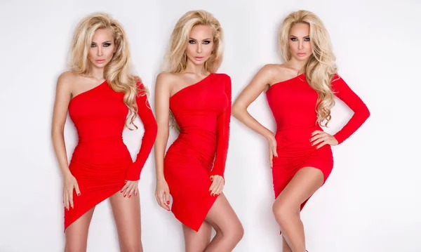 Vacker sexig blondin i en röd klänning på en vit bakgrund. — Stockfoto