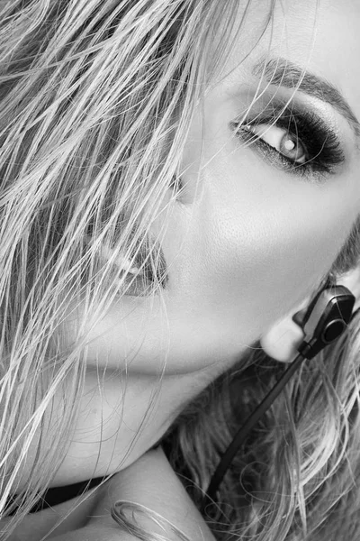Портрет красивой женщины с идеальным лицом, удивительными глазами и гладкой бархатистой кожей чувственного макияжа гладкие глаза, мокрый взгляд сексуальный взгляд на камеру — стоковое фото