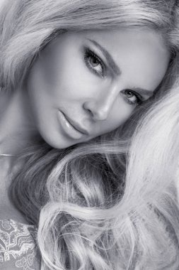 Mükemmel doğal ve pürüzsüz güzel şehvetli sarışın kadın portresi yüz hassas bir makyaj makyaj