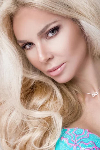 Portret piękny zmysłowe kobiety blondynka z gładką i doskonałe naturalne twarz w delikatnym makijażu bez makijażu — Zdjęcie stockowe