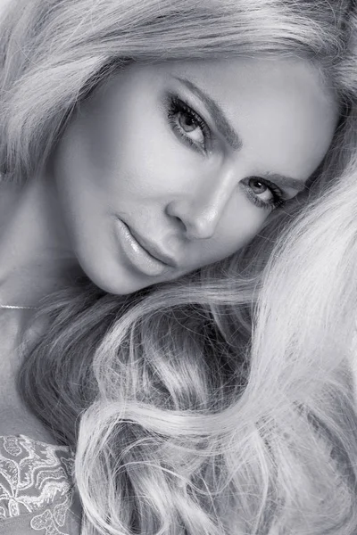 Mükemmel doğal ve pürüzsüz güzel şehvetli sarışın kadın portresi yüz hassas bir makyaj makyaj