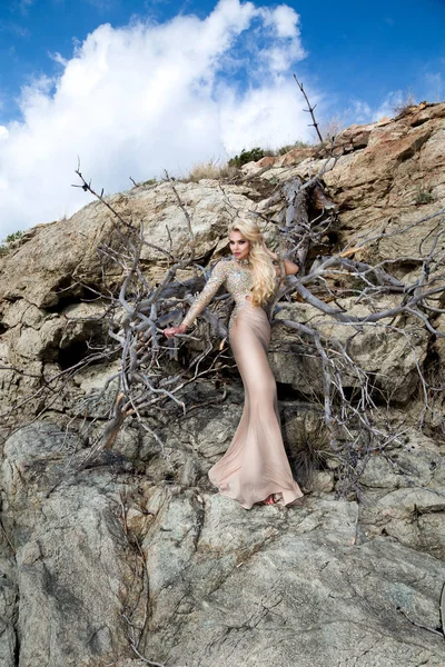 Красива, сексуальна блондинка модель елегантне плаття на острові Санторіні, у Греції. — стокове фото