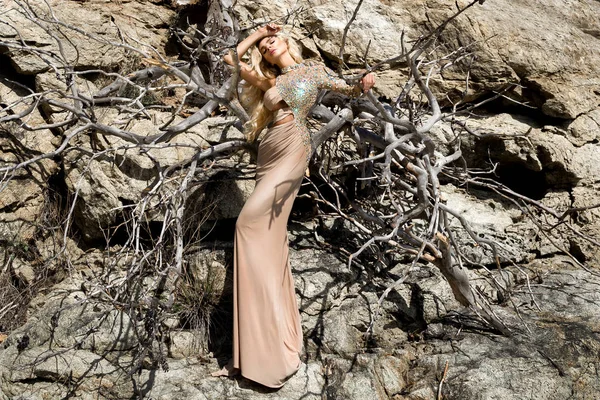 Linda, modelo loira sexy em um vestido elegante na ilha Santorini, na Grécia . — Fotografia de Stock