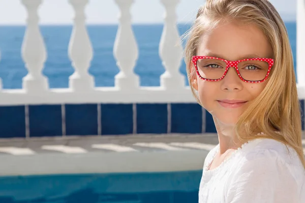 Портрет милої маленької дівчинки в окулярах на білому тлі — стокове фото