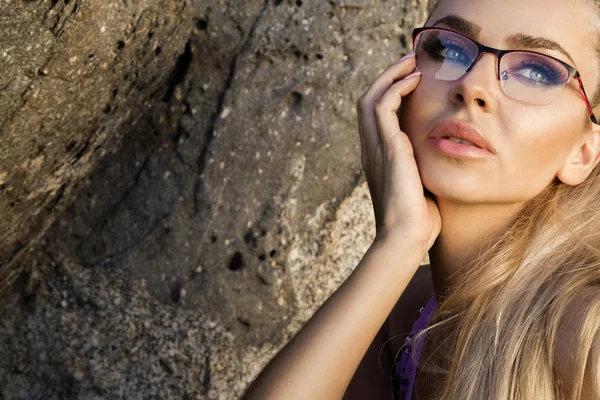 Piękny elegancki model kobiece Blondynka w okularach w Cannes, Francja — Zdjęcie stockowe