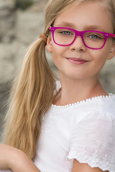 Portrét roztomilé malé holčičky v brýlích na bílém pozadí — Stock fotografie