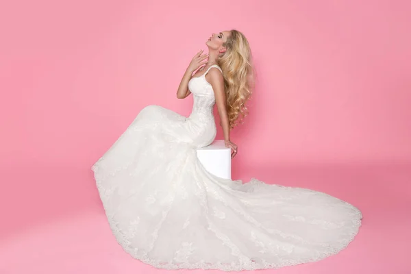 薔薇をあしらったスイングにウェディング ドレスで美しい金髪の花嫁 — ストック写真