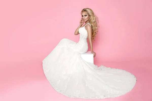 薔薇をあしらったスイングにウェディング ドレスで美しい金髪の花嫁 — ストック写真