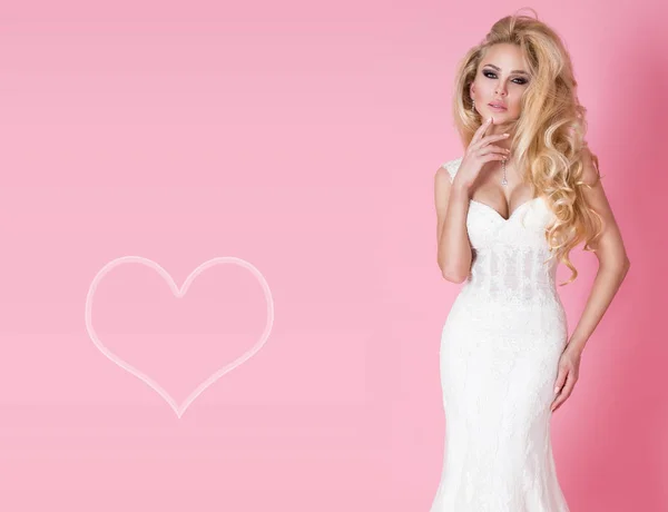 Vacker blond brud i en brudklänning på en gunga dekorerad med rosor — Stockfoto