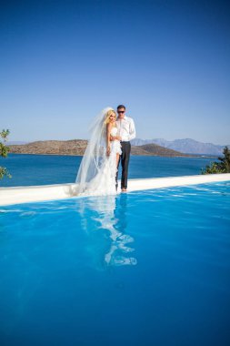 Yakışıklı adam güzel Yunan yatay olarak ilgili güzel kadın güzel genç Çift