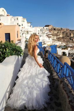 Güzel gelin, Santorini Yunanistan inanılmaz gelinlikle sarışın model çalışır. Kaçan gelin