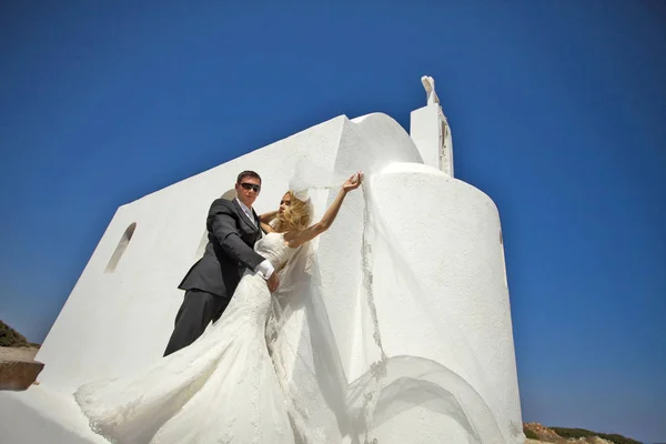 De mooie jonge paar mooie vrouw van knappe man met betrekking tot het prachtige Griekse landschap — Stockfoto