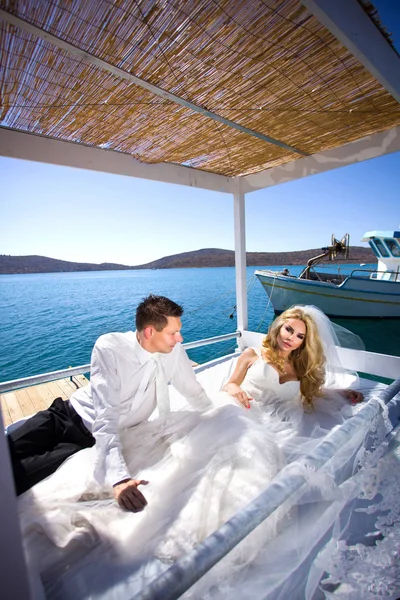 Yakışıklı adam güzel Yunan yatay olarak ilgili güzel kadın güzel genç Çift