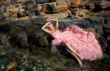 Kusursuz bir beden ve Yunanistan ve çevresinde Santorini Adası üzerinde şaşırtıcı uzun saçlı güzel kadın sarışın model şaşırtıcı görünümdür