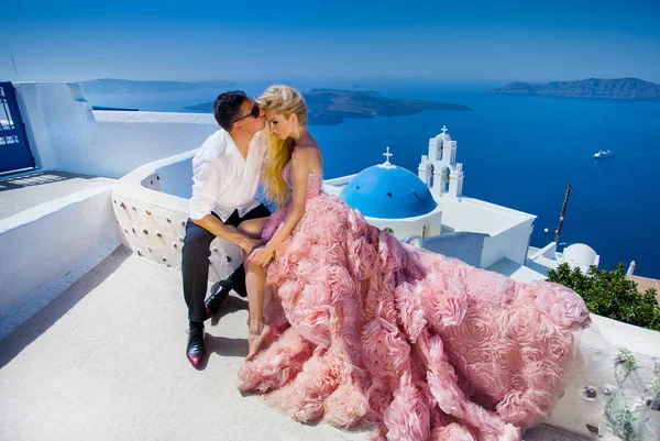 La encantadora pareja joven hermosa mujer del hombre guapo en relación con el hermoso paisaje griego — Foto de Stock