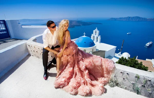 Le beau jeune couple belle femme de bel homme relatif au beau paysage grec — Photo