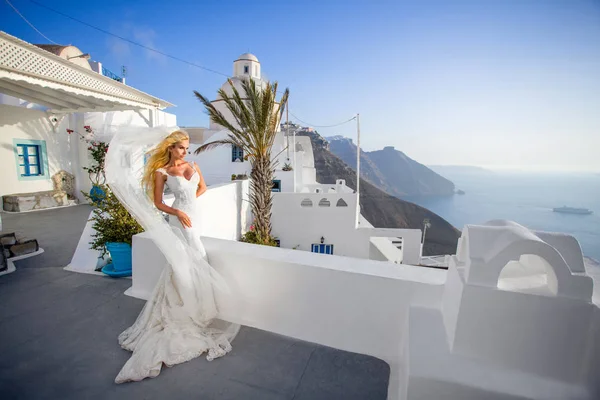 Kusursuz bir beden ve Yunanistan ve çevresinde Santorini Adası üzerinde şaşırtıcı uzun saçlı güzel kadın sarışın model şaşırtıcı görünümdür