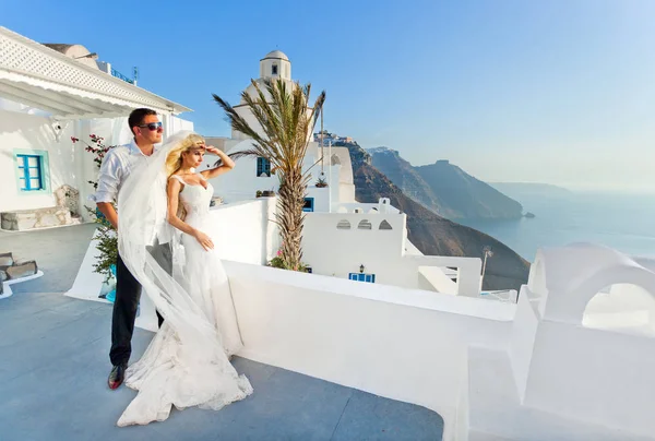 O lindo jovem casal mulher bonita de homem bonito relacionando-se com a bela paisagem grega — Fotografia de Stock