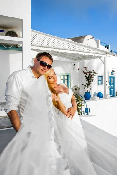 A szép fiatal pár szép nő szép ember, a görög tájban kapcsolatos — Stock Fotó