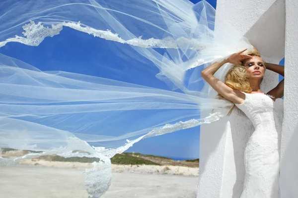 Bella modella bionda femminile con un corpo perfetto e incredibili capelli lunghi sull'isola di Santorini in Grecia e intorno ad essa è incredibile vista — Foto Stock