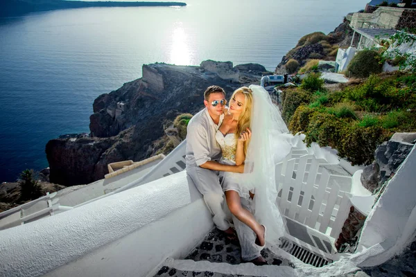 Le beau jeune couple belle femme de bel homme relatif au beau paysage grec — Photo