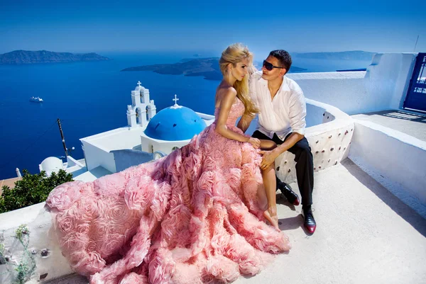 The lovely young couple beautiful woman from handsome man relating to the beautiful Greek landscape — Stock Photo, Image