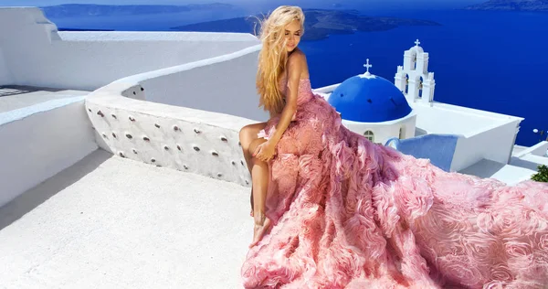 Linda modelo loira feminina com um corpo perfeito e cabelo longo incrível na ilha de Santorini, na Grécia e em torno dele é uma vista incrível — Fotografia de Stock