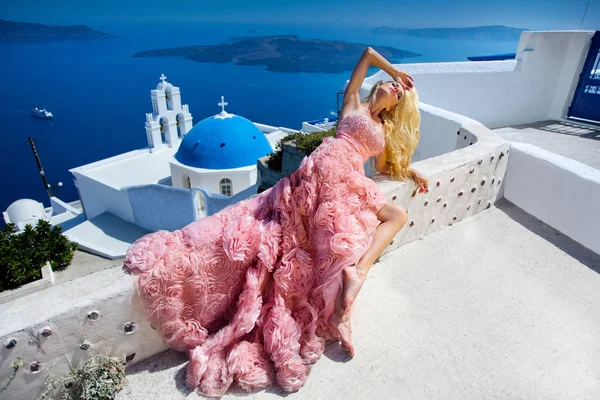 Kusursuz bir beden ve Yunanistan ve çevresinde Santorini Adası üzerinde şaşırtıcı uzun saçlı güzel kadın sarışın model şaşırtıcı görünümdür