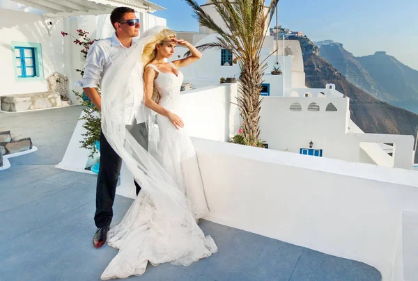 Yakışıklı adam güzel Yunan yatay olarak ilgili güzel kadın güzel genç Çift