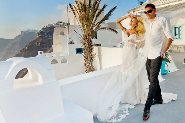 Kusursuz bir beden ve Yunanistan ve çevresinde Santorini Adası üzerinde şaşırtıcı uzun saçlı güzel kadın sarışın model şaşırtıcı görünümdür