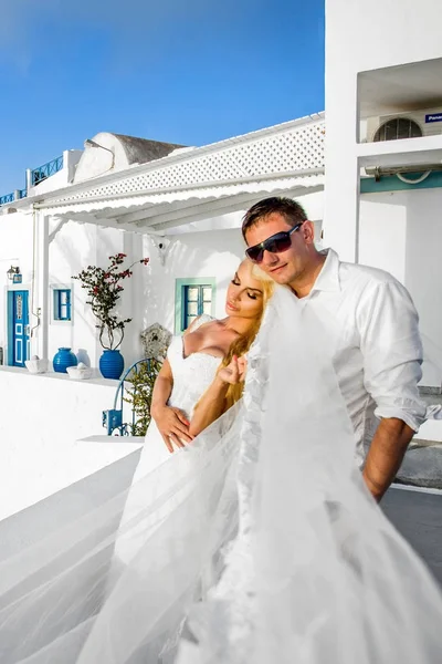 A szép fiatal pár szép nő szép ember, a görög tájban kapcsolatos — Stock Fotó