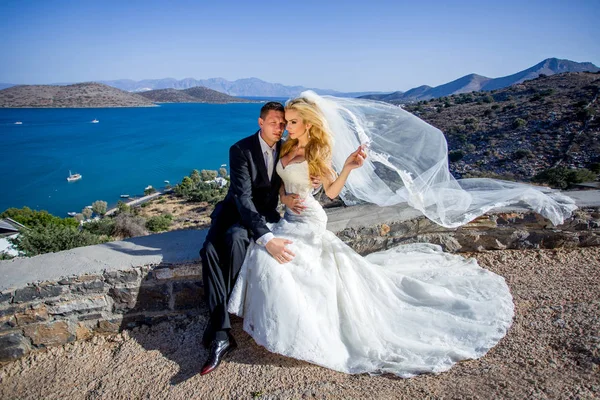 Yakışıklı adam güzel Yunan yatay olarak ilgili güzel kadın güzel genç Çift